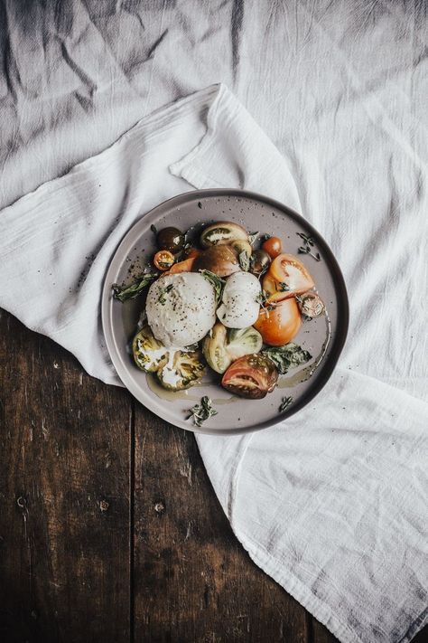 Italian Food Photography, Food Flatlay, Moody Food Photography, Dark Food Photography, Beautiful Food Photography, Food Photography Inspiration, Food Photography Styling, Photographing Food, Beautiful Food