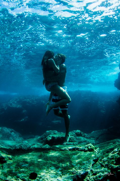 Underwater Kiss Ajaccio Corsica, Underwater Kiss, Scuba Diving Photography, Under The Water, Best Scuba Diving, Underwater Photos, Photoshoot Themes, Open Water, Underwater Photography