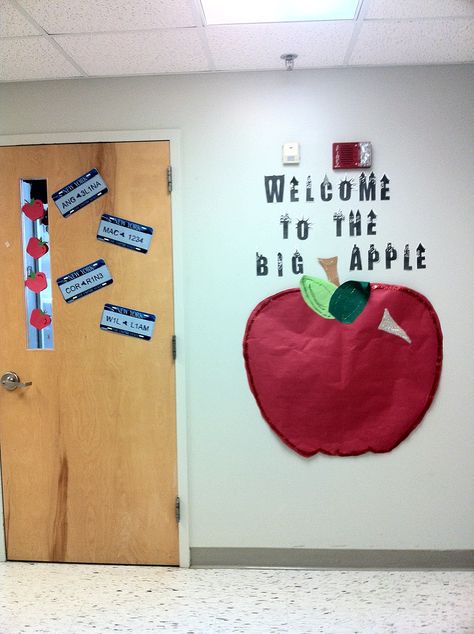 New York theme Teachers Week, New York Theme, Ra Ideas, Apple Theme, Hall Decor, Class Decoration, 1st Day Of School, Classroom Door, Spirit Week