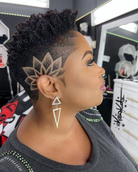 Flower Haircut Design, Designs On Shaved Sides, Hair Cut Designs Girl, Shaved Side Designs Black Women, Shaved Hair With Designs, Design Haircuts Women, Women Fade Designs, Pride Hairstyles Black Women, Flower Shaved Hair Designs