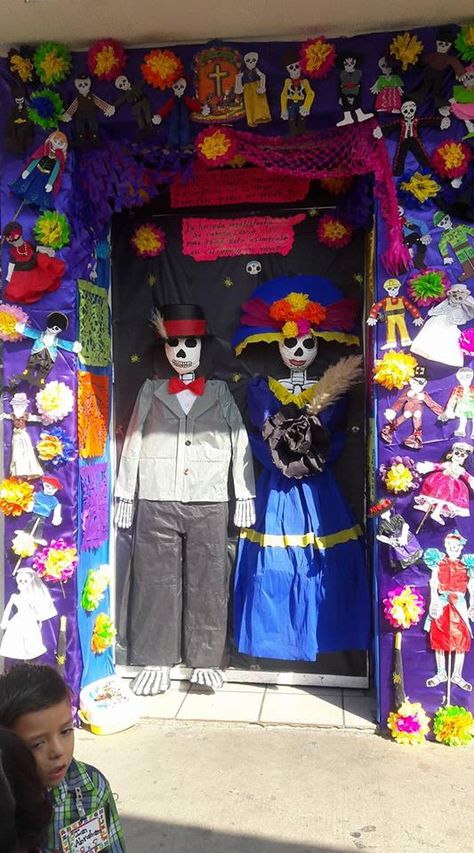 Puerta decorada de Noviembre. Día de muertos Art Bulletin Boards, Mexico Day Of The Dead, Classroom Doors, Halloween Backdrop, Cubicle Decor, Halloween Top, Door Decorations Classroom, Día De Muertos, Hispanic Heritage Month