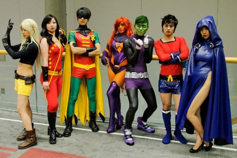 Teen Titans -- 100 Winning Group Halloween Costume Ideas via Brit + Co. Clever Group Costumes, Harajuku Halloween, Villain Cosplay, Group Halloween Costume Ideas, Teen Titans Cosplay, Zombie Clothes, Group Cosplay, Couple Cosplay, Dc Comics Cosplay