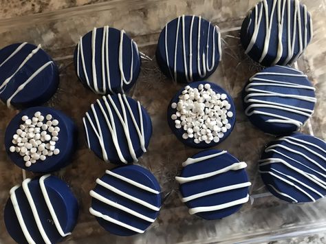 Chocolate Covered Oreos Wedding, Chocolate Business Ideas, Chocolate Covered Desserts, Sweet 15 Party Ideas, Buffet Dessert, Blue Desserts, Chocolate Covered Treats, Covered Oreos, Wedding Treats