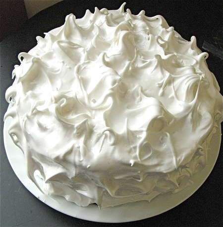 Angel Food Cake Icing, Fluffy White Icing, Icing For Cake, White Frosting Recipes, Fluffy White Frosting, Frost Cupcakes, Fluffy Frosting, Frosting Recipes Easy, Marshmallow Frosting