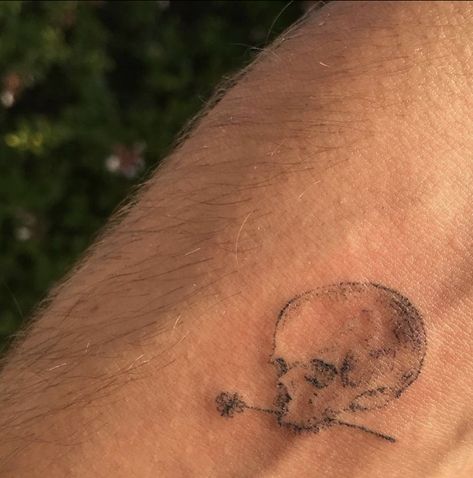 Skull Stick And Poke, Hand Tattoos Designs, Flower Tattoo Men, Men Hand Tattoos, Stippling Tattoo, Stick Poke Tattoo, Stick And Poke Tattoo, Knuckle Tattoos, Handpoke Tattoo