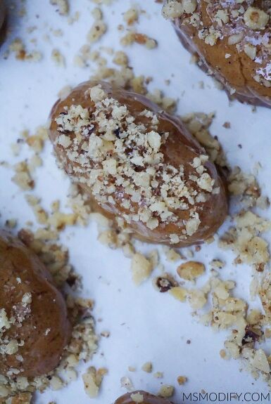 These traditional Greek Christmas cookies are covered in just the right amount of a sweet honey syrup, topped with walnuts and have been modified to be gluten free! Baking during the holidays is a big deal in most Greek houses. If there is one cookie that stands out most as a Greek Christmas cookie, it would for sure be Melomakarona. I have many memories going to my Yia Yia’s house and helping her make these. The only difference was, she never measured anything… and th… Greek Christmas Cookies, Greek Christmas, Honey Cookies, Gluten Free Christmas, Greek Desserts, Honey Syrup, Fodmap Recipes, Honey And Cinnamon, Paleo Dessert