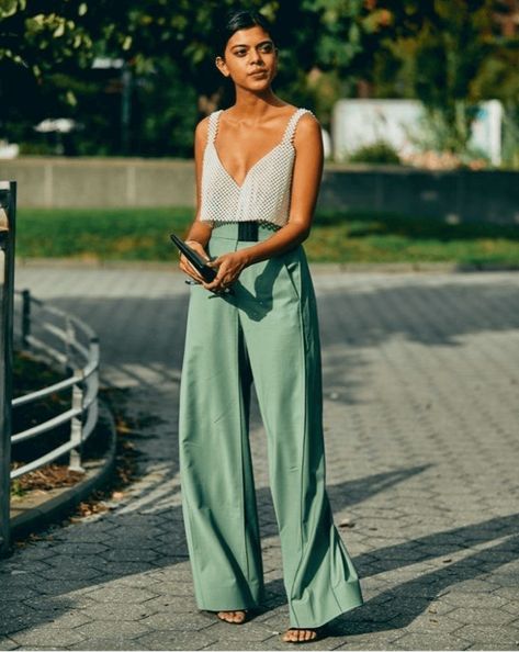 A Stylish Take On Slinky Wide Leg Pants Styling Wide Leg Pants, Look Hippie Chic, Wide Legged Pants, Wide Leg Pants Outfit, Leg Pants Outfit, Outfits Black, Looks Street Style, Green Pants, Fashion Week Street Style