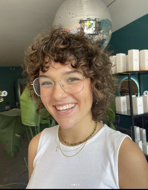 Gender Neutral Curly Hair, Buzzed Curly Hair, Queer Curly Hair, Hair Shape, Biracial Women, Curly Pixie Hairstyles, Haircut Inspo, Tomboy Hairstyles, Diy Essentials