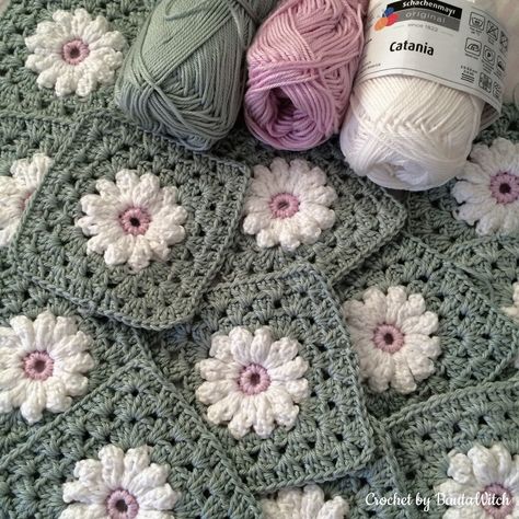 Prastkragar-by-BautaWitch Projek Mengait, Balls Of Yarn, Jersey Tops, Valentines Crochet, Crochet Daisy, Crochet Blocks, Pola Sulam, Crochet Square Patterns, Granny Square Crochet Pattern