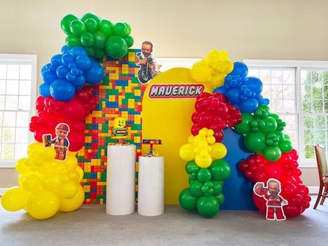 Lego Birthday Party Decorations Free Printable, Lego Theme Decorations, Lego Birthday Backdrop Ideas, Lego Party Decorations Backdrops, Lego Birthday Party Ideas For Boys, Lego Birthday Balloons, Lego Backdrop Ideas, Lego Balloon Decorations, Lego Birthday Decor