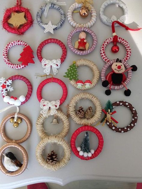 Crochet Baubles, Kitchen Dollhouse, Diy Christmas Wreaths, Handmade Christmas Crafts, Crochet Christmas Ornaments, Handmade Christmas Decorations, Holiday Crafts Christmas, Christmas Ornaments Homemade, Christmas Ornament Crafts