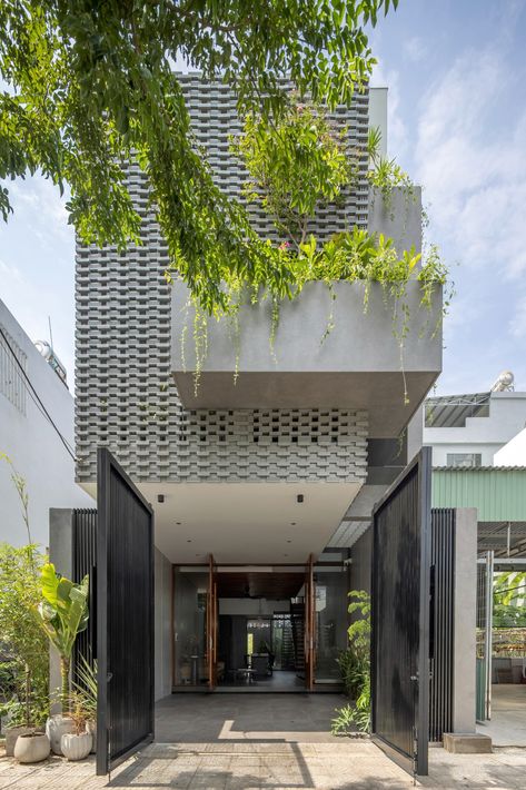 Image 6 of 34 from gallery of HY House / TRAN TRUNG Architects. Photograph by Hoang Le Modern Industrial House, Narrow House Designs, Boarding House, Innovative Architecture, Narrow House, Landscape And Urbanism, Row House, Architect House, Space Architecture