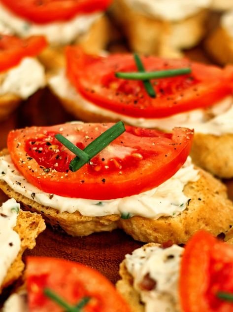 Tomato Crostini Tomato Crostini, Cream Cheese Spread, Bacon Tomato, Cream Cheese Spreads, Gluten Free Cake, Cheese Spread, Roma Tomatoes, Fresh Chives, Entertaining Ideas