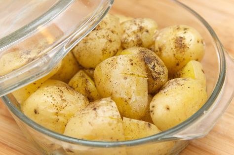 How to Cook Baby Potatoes in the Microwave Microwave Yukon Gold Potatoes, Microwave Small Potatoes, Steamed Potatoes In Microwave, Microwave Baby Potatoes, How To Microwave Potatoes, Roast Mini Potatoes, Microwave Potatoes, Microwave Foods, Gold Potato Recipes