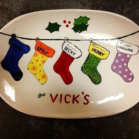 Christmas Pottery Painting Ideas Ceramics, Christmas Pottery Painting, Diy Christmas Plate, Diy Christmas Window, Xmas Plates, Sharpie Plates, Christmas Pottery, Pottery Christmas, Painting Pottery