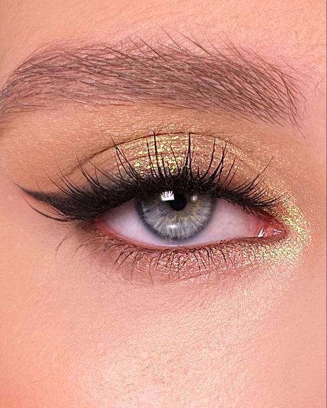 Soft Glam Makeup Brown Eyes Gold, Golden Makeup Look For Blue Eyes, Light Golden Makeup Look, Makeup Inspo For Gold Dress, Gold Makeup Looks For Blue Eyes, Gold Makeup Looks Hooded Eyes, Blue Eyes Gold Eyeshadow, Gold Subtle Eye Makeup, Simple Golden Makeup