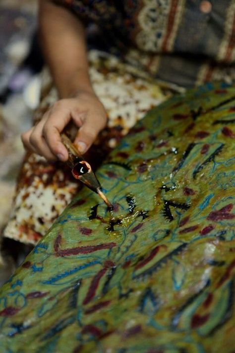 The process of making Indonesian batik by using wax. Solo. Indonesia. Embroider Quilt, Batik Process, Indonesian Art, Indonesian Batik, Embroidered Quilts, Xbox Games, Quilt Block, The Process, Traditional Outfits