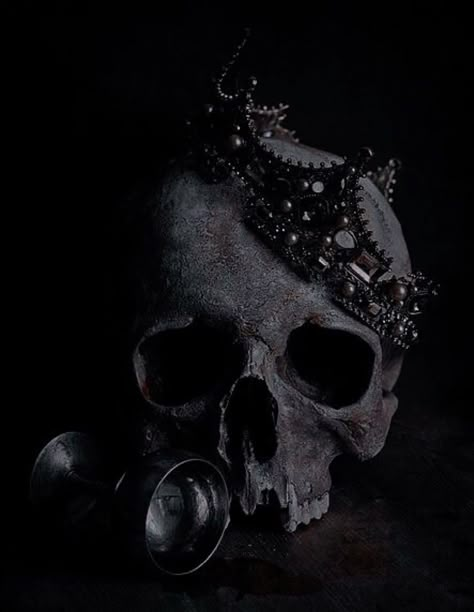 Dark aesthetic school crown Dark Royalty Aesthetic, Images Terrifiantes, Kingdom Of The Wicked, Dark Royalty, Royalty Core, Nghệ Thuật Kinh Dị, Crown Aesthetic, Medieval Aesthetic, Queen Aesthetic