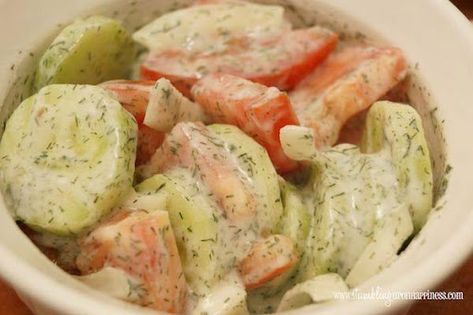 Sliced Cucumbers, tomatoes and onions tossed in a creamy yogurt mixture seasoned with lemon juice, dill and a little salt. Yum! German Salads, Onion Slice, German Cucumber Salad, Cucumber Salad Recipe, Creamy Cucumber Salad, Creamy Cucumbers, Cucumber Recipes Salad, Salad Recipes For Dinner, Cucumber Tomato