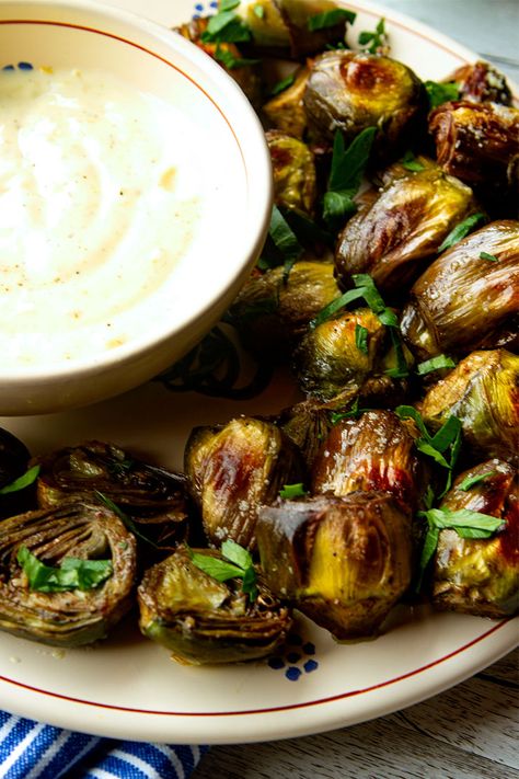 Small Artichoke Recipes, How To Cook Baby Artichokes, Mini Artichoke Recipes, Baby Artichoke Recipes, Lemon Aioli Recipe, Roasted Artichokes, Roasted Artichoke, Lemon Aioli, Aioli Recipe