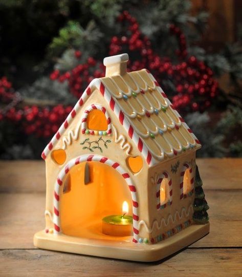 Clay Houses Christmas, Gingerbread House Candle Holder, Ceramics Gingerbread House, Gingerbread Candle Holder, Gingerbread House Pottery, Christmas House Ceramic, Ceramics Ideas Pottery Christmas, Ceramic Gingerbread House Diy, Christmas Clay House