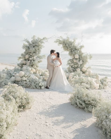 thailand beach wedding samui elegant white Wedding Ceremony Flowers Altar, Ceremony Flowers Altar, Korean Beach, Koh Samui Wedding, Koh Samui Beach, Thailand Beach, Thailand Wedding, Koh Samui Thailand, Samui Thailand