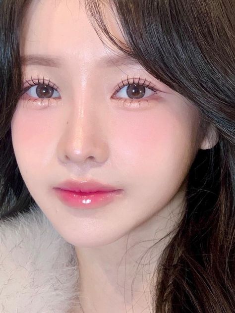 soft pink glam Korean makeup look Korean No Makeup Makeup Look, Korean Makeup Aegyo Sal, Natural Aegyo Sal, Korean Aegyo Sal Makeup, Make Up Korea Natural, Sanpaku Eyes Makeup, Makeup Korean Look Natural, Aeyogsal Makeup, Soft Korean Makeup Look