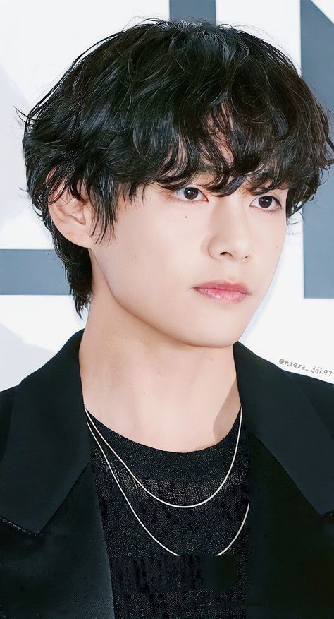 Kim Taehyung Black Hair, Jungkook Perm, Bts V Hairstyle, Taehyung Perm, Taehyung Hairstyle, Kim Taehyung Fashion, Haircut Korean Style, Gang Activity, Asian Man Haircut