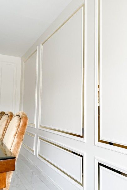 Gold Accent Wall, Wall Molding Design, Modern Wall Paneling, White Molding, Stripped Wall, تصميم داخلي فاخر, Pop Ceiling Design, Gold Living Room, Hall Interior