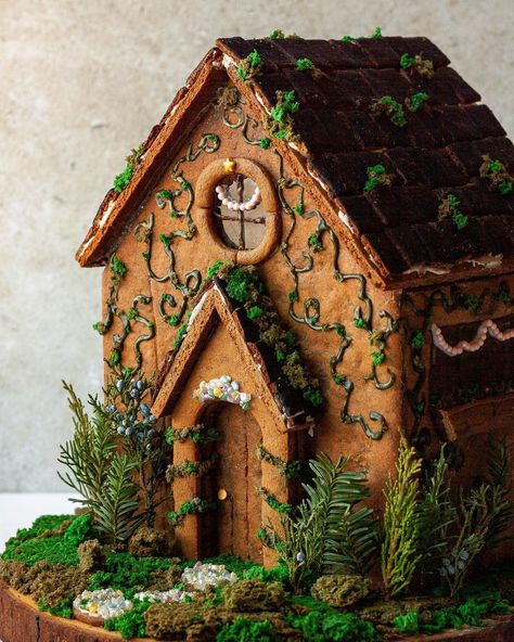 Gingerbread Roof, Creative Gingerbread House Ideas, Creative Gingerbread House, Homemade Gingerbread House, Gingerbread House Ideas, 17. Geburtstag, Cool Gingerbread Houses, Windows Black, Ginger House