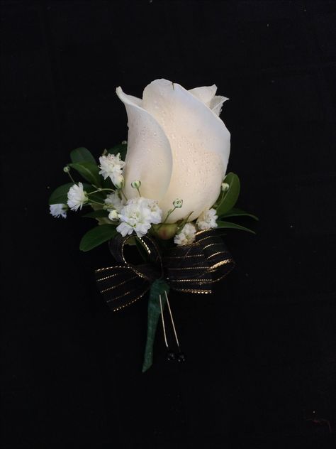 Boutinneres Prom, Black And Gold Boutonniere, Black And White Boutonniere, Homecoming Boutonniere, Corsage Diy, Champagne Gold Dress, Prom Flowers Bouquet, Simple Boutonniere, Prom Boutonniere