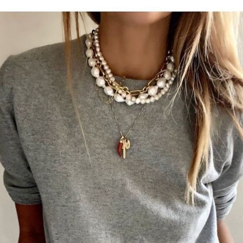 Perl Neckles Outfit, Outfit With Jewelry Ideas, Outfit Jewelry Style, Pearl Necklaces Layered, How To Style A Pearl Necklace, Pearl Necklace Casual Outfit, Jewelry Fashion Trends 2024, 2024 Necklace Trend, Chunky Pearl Necklace Outfit