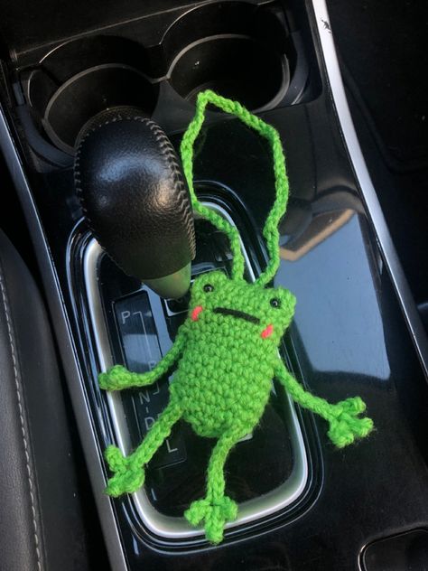 Crochet Car Dice, Car Keychain Crochet, Car Accessories Crochet Free Pattern, Crochet Car Keychain, Crochet Keychain For Boys, Crochet Car Hangers, Crochet Car Hanger Free Pattern, Crochet Frog Keychain, Crochet Car Hanger