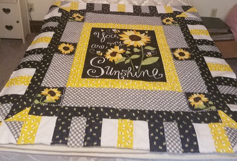 You Are My Sunshine quilt top idea You Are My Sunshine Quilt, Funky Quilts, Bee Quilts, Sunshine Quilt, Simple Quilting, Sunflower Quilt, Quilt Diy, Beef Dip, House Quilt Patterns