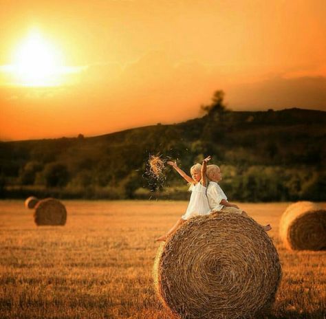 Haybale Photoshoot, Farm Picture Ideas, Wheat Field Photos, Family Photoshoot Poses, Farm Pictures, Country Kids, Instagram Analytics, Shoot Inspiration, Fall Family