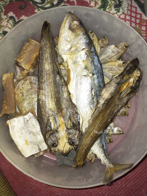 It can be eaten with only rice with spicy sambal/cacapan, sweet soy sauce and chilli. So yummy and mouthwatering ||| ikan asin telang, lais, peda, sapat ||| Indonesian salted fish ||| Asian food Ikan Asin, Sweet Soy Sauce, Salted Fish, Asian Food, Fish Recipes, Soy Sauce, Asian Recipes, Rice, Lemon