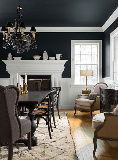 Dining room walls painted in Black Ink Aura Paint color White Ceiling Paint, Dining Room Trends, Ceiling Paint Colors, Dark Ceiling, Black Paint Color, Black Accent Walls, Black Living Room, Black Dining Room, Colored Ceiling