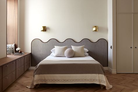 Scalloped Headboard, Farrow & Ball, Built In Banquette, Custom Headboard, Apartment Renovation, Josef Albers, New York Apartment, Studio Mcgee, Design Del Prodotto