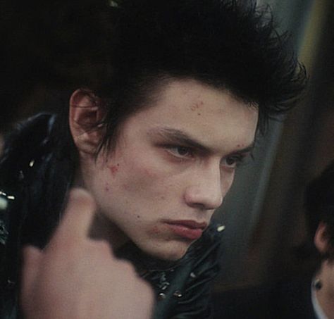 Louis Partridge Sid Vicious, Sid Vicious Aesthetic, Punk Guy, Punk Boy, Sid And Nancy, Vampire Stories, Gothic Men, Louis Partridge, Sid Vicious