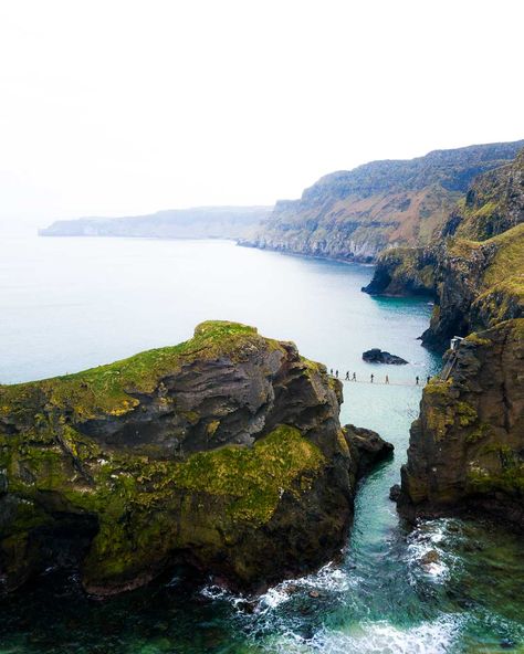 Carrick-a-Rede Rope Bridge, Northern Ireland - The Complete Guide Antrim Ireland, Northern Ireland Travel, Rope Bridge, Irish Eyes Are Smiling, Travel Inspiration Destinations, Londonderry, Travel Photography Inspiration, Celtic Symbols, Beautiful Places On Earth