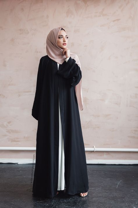 Abaya Fashion Black, Black Open Abaya, Open Abayas, Simple Abaya Designs, Islamic Clothing Abayas, Abaya Noir, Black Abaya Designs, Abaya Designs Latest, Casual Attire For Women