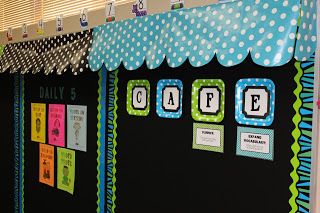 Cute idea to use gift wrapping and toilet paper tubes to make an bulletin board awning Diy Bulletin Board, Prek Ideas, Diy Awning, Board Classroom, Teacher Board, Classroom Idea, Balanced Literacy, Class Decor, Computer Lab