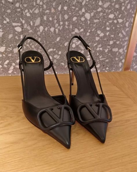 #fashion #heels #valentino Valentino Shoes Outfit, Heels Valentino, Valentino Heels, Shoes Fashion Photography, Luxury Heels, Valentino Fashion, Trendy Shoes Sneakers, Fashion Shoes Heels, Shoes Heels Classy