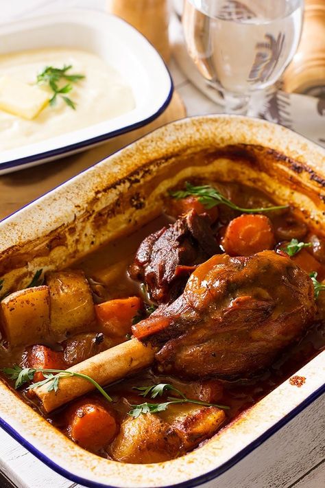 Roast Lamb Shank Recipe, Lamb Shanks Oven, Lamb Shank Stew, Braised Lamb Shanks Recipe, Roasted Lamb Shanks, Lamb Roast Recipe, Cook Lamb, Slow Cooked Lamb Shanks, Lamb Shank Recipe