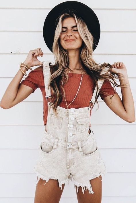 This is one of the classic trendy summer outfits! #summeroutfits #overalls #denimoveralls #summerfashion #summerstyle Teenage Outfits, Fest Outfits, Summer Outfits For Teens, Mode Boho, Trendy Summer Outfits, Festival Looks, Teenager Outfits, Cute Summer Outfits, Denim Overalls