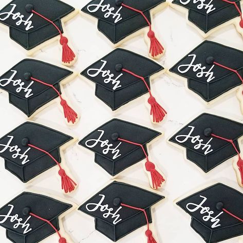 Graduation hat sugar cookies Graduation Hat Cookies, High School Graduation Cookies 2023, Salon Cookies, College Cookies, Grad Cookies, Graduation Party Desserts, Graduation Treats, Graduation Desserts, Grad Hat