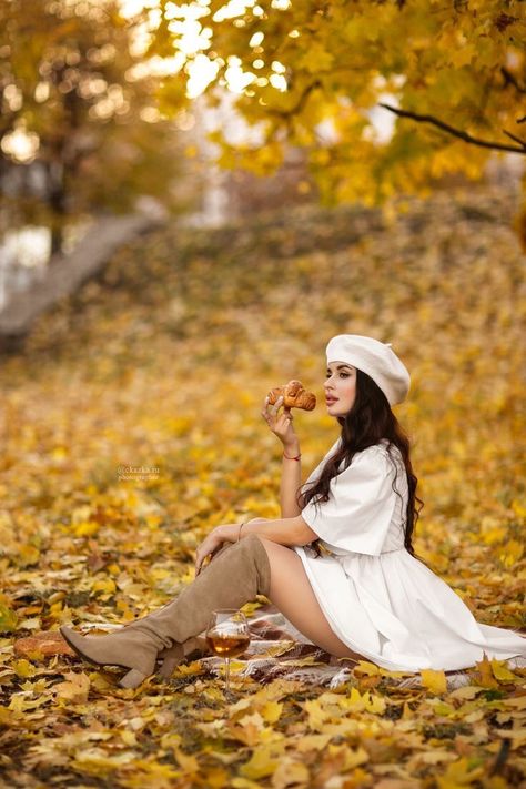 Model Photoshoot Poses, Autumn Photography Portrait, Autumn Photoshoot, Fall Picnic, Pumpkin Patch Outfit, Winter Mode, Model Poses Photography, Fall Wear, Fall Photoshoot