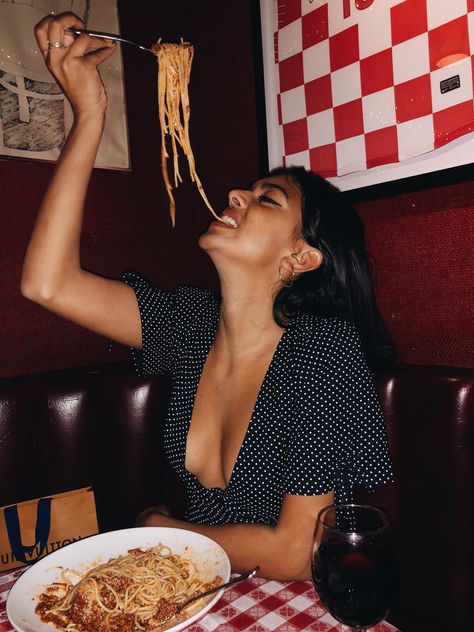 @CatchMeeksIfYouCan girls eating Pasta. Los Angeles Italian restaurants Date night Fashion blogger Eating Pictures, Eating Pasta, Eating Spaghetti, Girls Portrait, Pizza Girls, Date Night Fashion, Night Fashion, Famous Pictures, Italian Restaurants