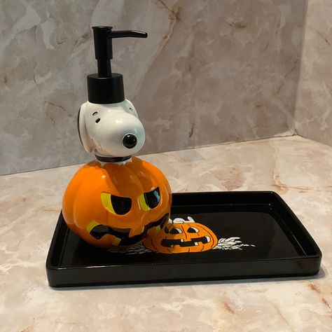 Peanuts: Halloween Theme Soup/Lotion Dispenser With Plater. This Set Features A Dispenser That Is Snoopy In A Pumpkin. The Plater Is Black With Snoopy Laying On Top Of A Pumpkin. It’s Perfect To Use It In The Bathroom / Kitchen Or Makeup Table. Measurements: Dispenser 8” Height, 31/2” Width, 6” Depth. Plater 9 1/2”X 5 1/2”. Halloween Decorations Target, Halloween Themed Apartment, Snoopy Halloween Decor, Halloween Decorations For Bathroom, Aesthetic Halloween Bedroom, Halloween Decorations Aesthetic, Spooky Snoopy, Bathroom Halloween Decor, Cozy Halloween Decor