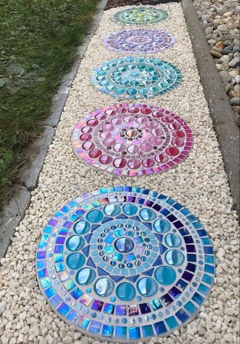 41 Mosaic Garden Paths And Stepping Stones - Shelterness Mosaic Walkway, Outdoor Mosaic, Front Yard Decor, Mosaic Art Diy, Mosaic Stepping Stones, Mosaic Garden Art, Diy Plant Hanger, Fairy Garden Houses, Mosaic Garden